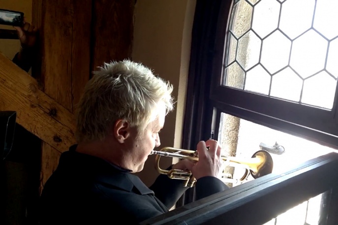 Chris Botti zagrał hejnał z wieży Kośioła Mariackiego