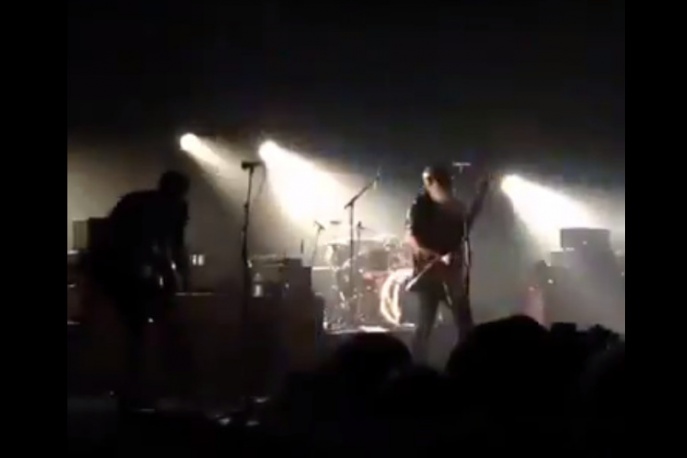 Eagles Of Death Metal na scenie, nagle słychać strzały. Nagranie z paryskiego koncertu