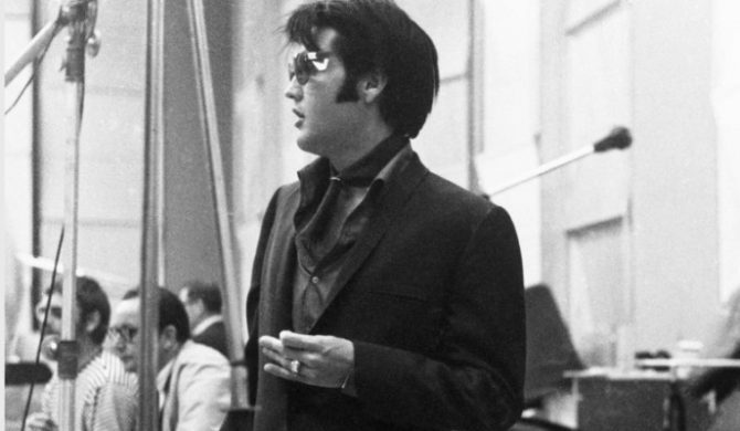 Posłuchaj Elvisa Presleya z towarzyszeniem orkiestry