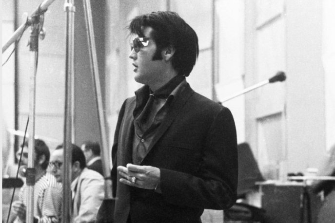 Posłuchaj Elvisa Presleya z towarzyszeniem orkiestry