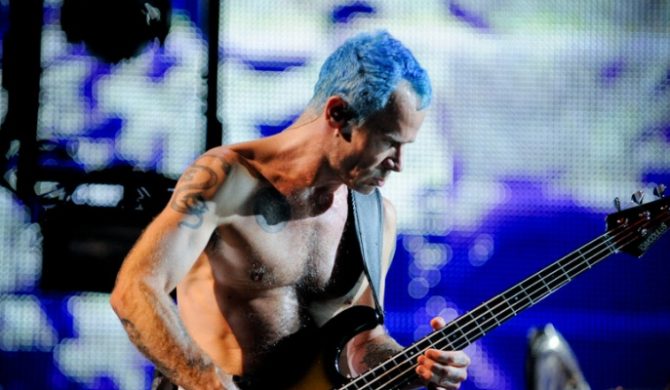 Flea uczcił Davida Bowiego nowym tatuażem