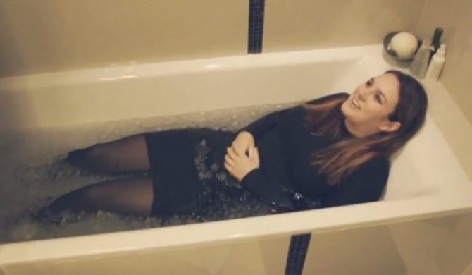 Ewa Farna śpiewa „Hello” Adele w wannie wypełnionej lodem