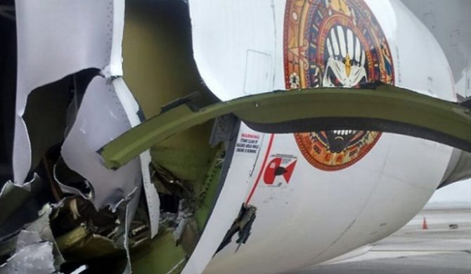 Samolot Iron Maiden zderzył się z holownikiem. Poważne uszkodzenia