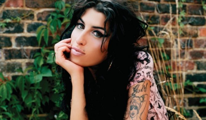 Amy Winehouse pije z nudów